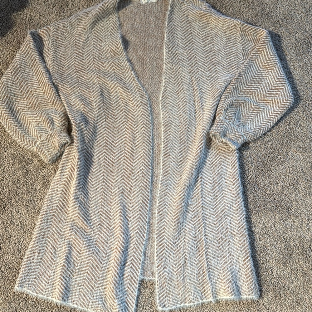 💜 3 for $10 Women's Beige Chevron Sweater